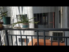 Griglia invisibile dalla finestra con vista chiara