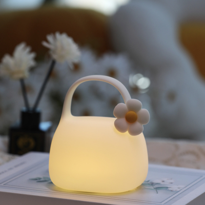 Logo personalizzato Portatile Clapping Touch Control LED Luce notturna Nuovo design Regalo di compleanno Camera da letto Silicone Atmosfera USB ricaricabile