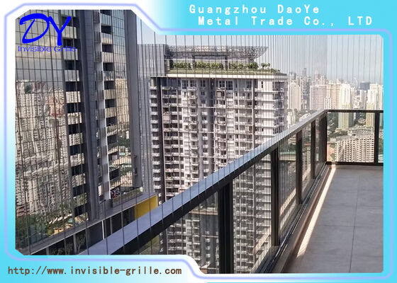 La griglia invisibile del balcone è stata progettata per fornire soluzioni di sicurezza che si integrano perfettamente con i moderni progetti architettonici.