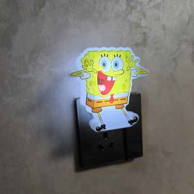 Luce notturna con spina, alimentazione 110-240V, che fornisce illuminazione costante ed efficiente dal punto di vista energetico per molteplici ambienti