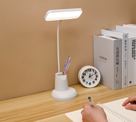 Controllo tattile elegante, lampada da tavolo di ricarica moderna in immagine, palette di colori perfetta