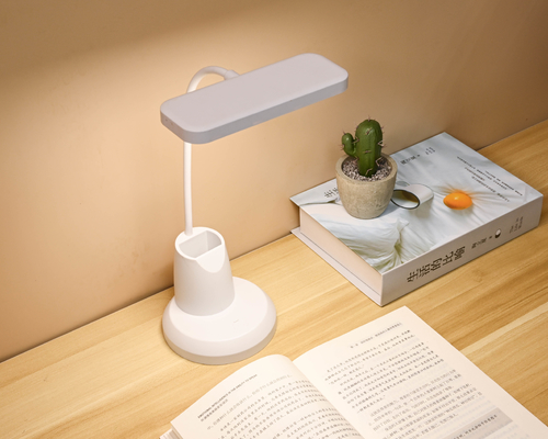 Controllo tattile elegante, lampada da tavolo di ricarica moderna in immagine, palette di colori perfetta