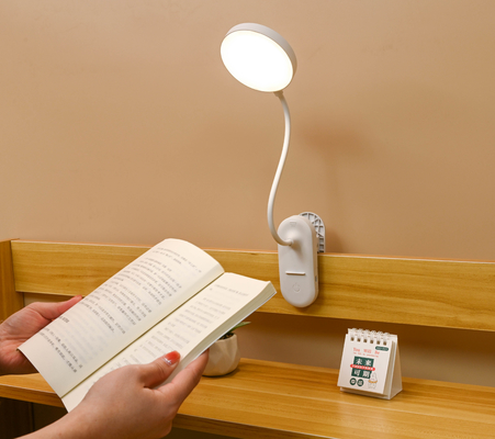 Lampada da tavolo a braccio regolabile con tre livelli di luminosità per un ambiente accogliente