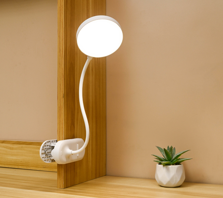 Lampada da tavolo a braccio regolabile con tre livelli di luminosità per un ambiente accogliente