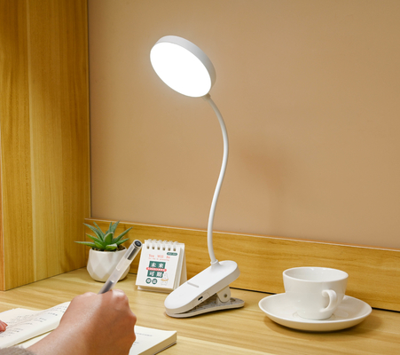 Lampada da tavolo a braccio regolabile con tre livelli di luminosità per un ambiente accogliente