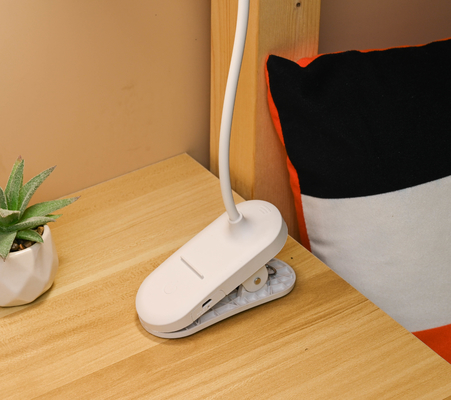 Lampada da tavolo a braccio regolabile con tre livelli di luminosità per un ambiente accogliente