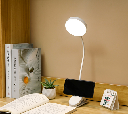 Lampada da tavolo regolabile con tre livelli di luminosità