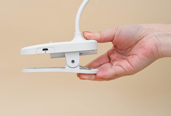 Lampada da tavolo regolabile con tre livelli di luminosità