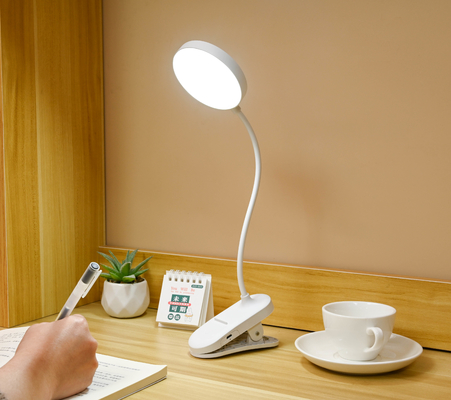 Lampada da tavolo regolabile con tre livelli di luminosità