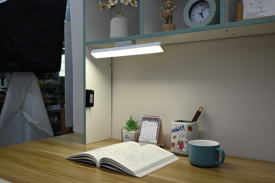 Lampada da tavolo moderna da 5W Città di Guangzhou Lampada artigianale per creare l'atmosfera della camera da letto in colore.