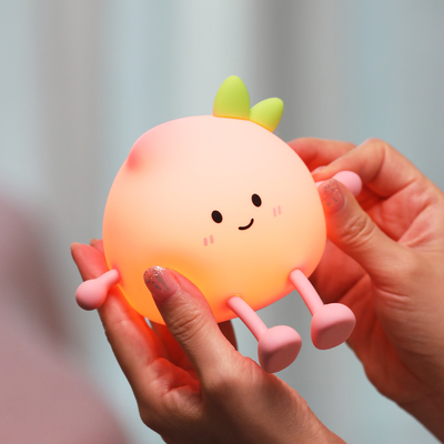 2024 Nuovo Creativo Peach Forma Lampada Notturna Morbida Silicone 7 Colori Cambianti Occhiali Nocciola Notturna Per Bambini Doni Lampada Da Scrivania