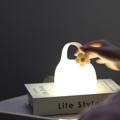 Logo personalizzato Portatile Clapping Touch Control LED Luce notturna Nuovo design Regalo di compleanno Camera da letto Silicone Atmosfera USB ricaricabile