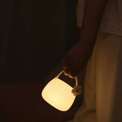 Lampada portatile moderna e carina Lampada da tavolo a LED bianca calda per camera da letto Materiale in silicone ricaricabile USB
