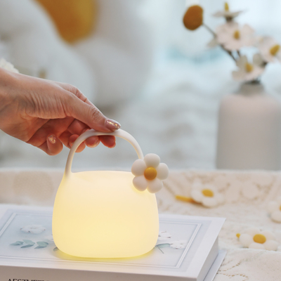 Logo personalizzato Portatile Clapping Touch Control LED Luce notturna Nuovo design Regalo di compleanno Camera da letto Silicone Atmosfera USB ricaricabile