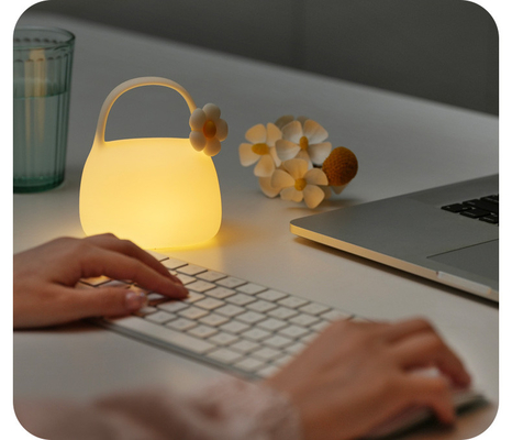 Lampada portatile moderna e carina Lampada da tavolo a LED bianca calda per camera da letto Materiale in silicone ricaricabile USB