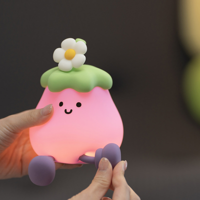Fabbrica all'ingrosso Cartoon Soft Silicone Luci notturne a LED Piccole melanzane Cute Lampade da letto portatili USB Ricaricabile Lampade notturne per camera da letto