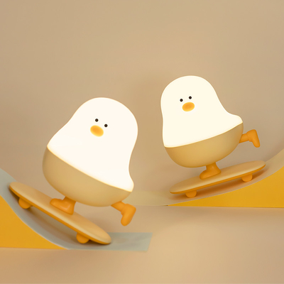 Moderno Rechargeable LED Skateboard Lampada notturna pollo ABS Decorazione desktop camera da letto Con Touch Power Regalo di vacanza per i dormienti