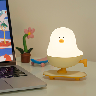 Moderno Rechargeable LED Skateboard Lampada notturna pollo ABS Decorazione desktop camera da letto Con Touch Power Regalo di vacanza per i dormienti