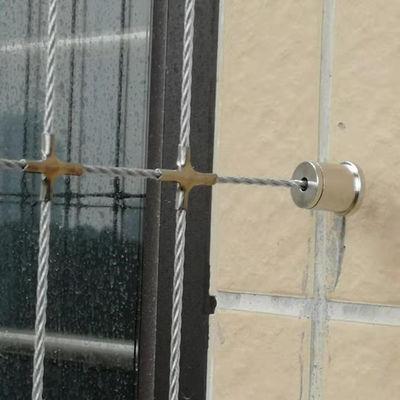 Griglia di sicurezza per balconi con telaio in alluminio e binario, che offre una soluzione protettiva con capacità di carico di 100 kg per balconi in edifici commerciali