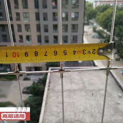 Griglia di sicurezza per balconi con telaio in alluminio e binario, che offre una soluzione protettiva con capacità di carico di 100 kg per balconi in edifici commerciali