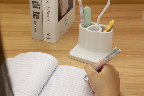 Lampada da tavolo a LED per studi progettata per migliorare l'atmosfera della camera da letto, offrendo una costruzione e un'illuminazione durevoli con un packaging compatto