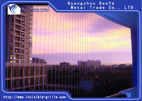 Installi l'alluminio della struttura fissa ed il cavo di acciaio inossidabile per le griglie invisibili della finestra