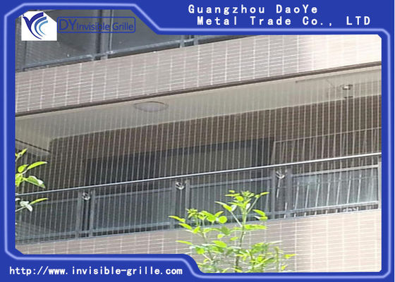 Protegga l'animale domestico dei bambini per godere della vista della griglia invisibile del balcone della valle della spiaggia della città