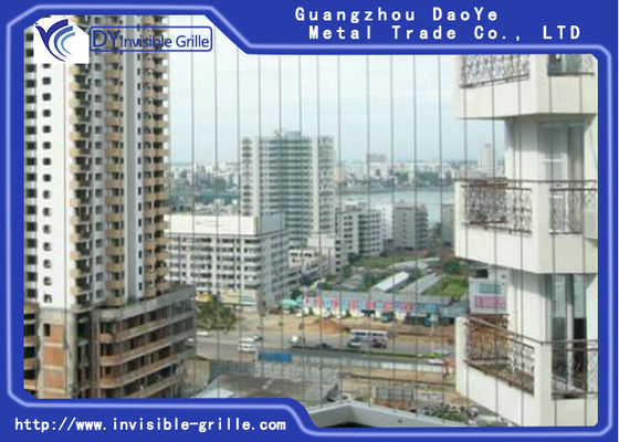 Griglia invisibile installata come recinzione dell'inferriata di sicurezza della piscina dell'inferriata della scala