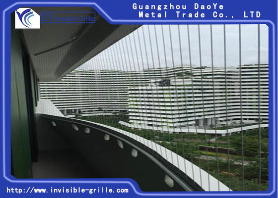 Anti cima della struttura della ruggine giù le griglie invisibili del balcone